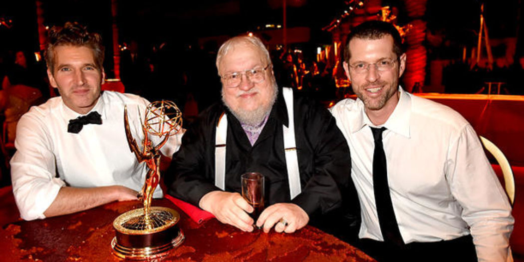 Benioff et Weiss entourent GRR Martin (Emmy Awards).