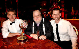 Benioff et Weiss entourent GRR Martin (Emmy Awards).