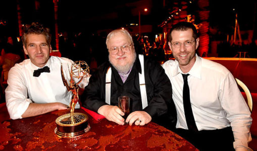 Benioff et Weiss entourent GRR Martin (Emmy Awards).