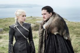 Daenerys Targaryen et Jon Snow en discussion. Emilia Clarke, Kit Harington (Crédit : Helen Sloan/HBO)