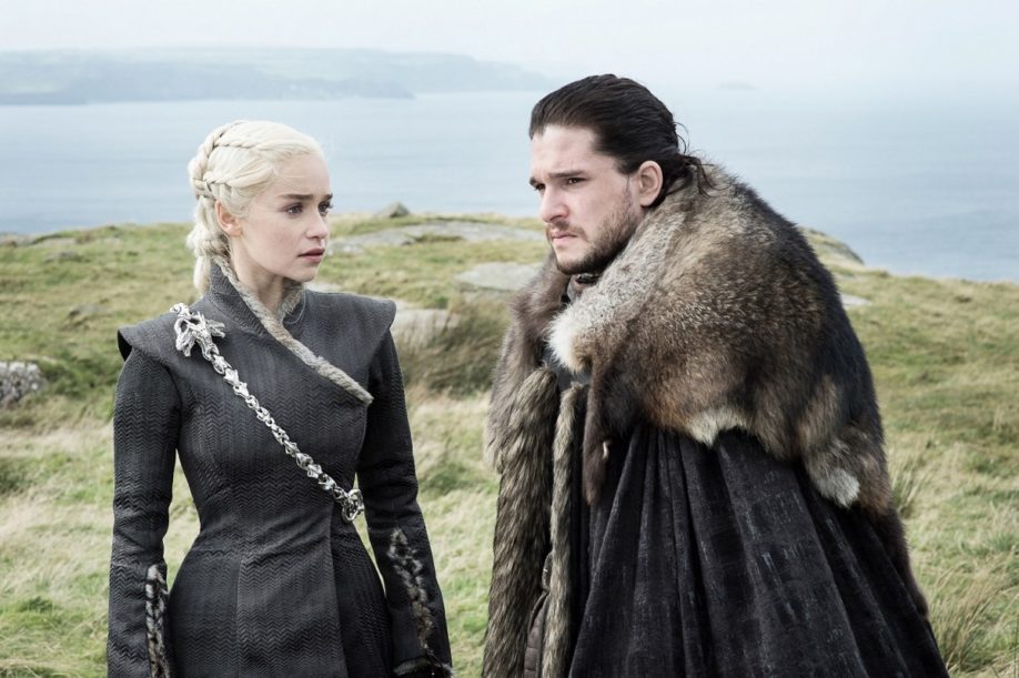 Daenerys Targaryen et Jon Snow en discussion. Emilia Clarke, Kit Harington (Crédit : Helen Sloan/HBO)