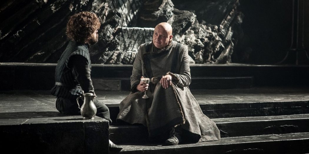 Tyrion Lannister et Varys autour d'un verre. Peter Dinklage, Conleth Hill (Crédit : Helen Sloan/HBO)