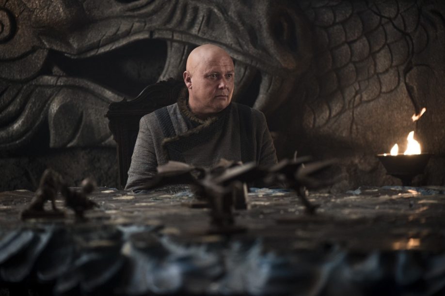 Varys à la table de stratégie à Peyredragon. Conleth Hill (Crédit : Helen Sloan/HBO)