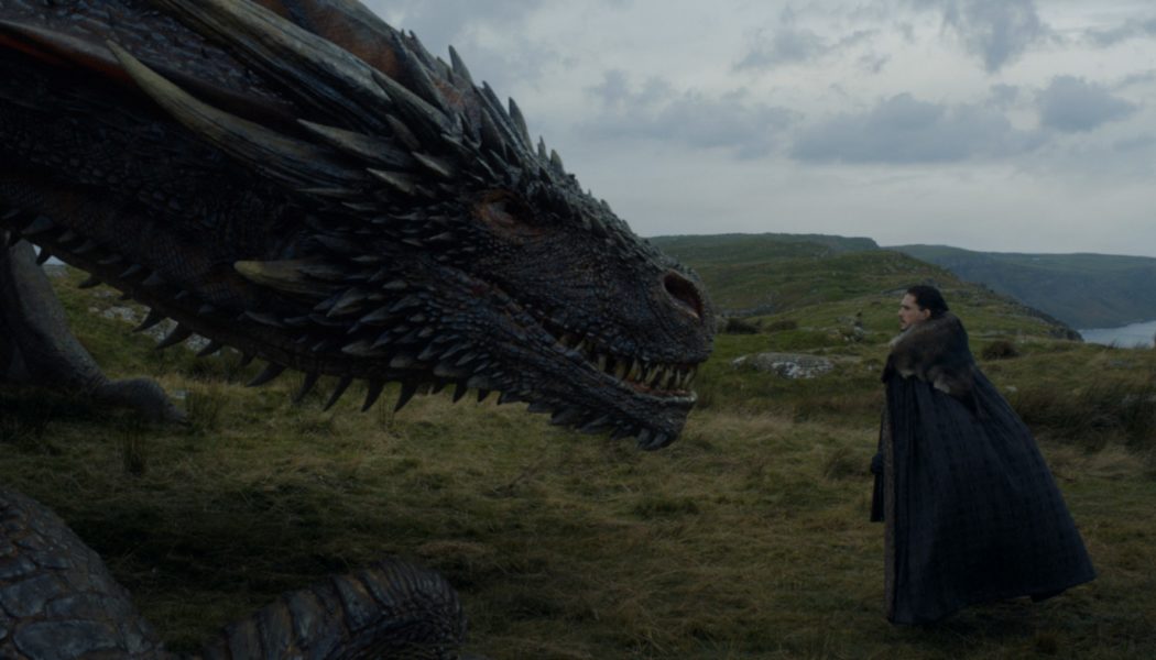 Jon Snow et Drogon se font face. Crédit : HBO