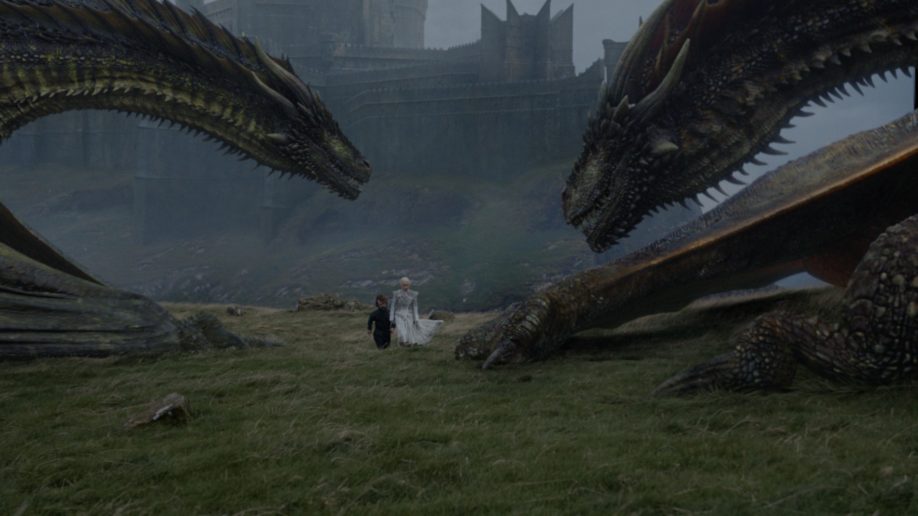 Daenerys Targaryen suivie de Tyrion Lannister et deux dragons. Peter Dinklage, Emilia Clarke (Credit : HBO)