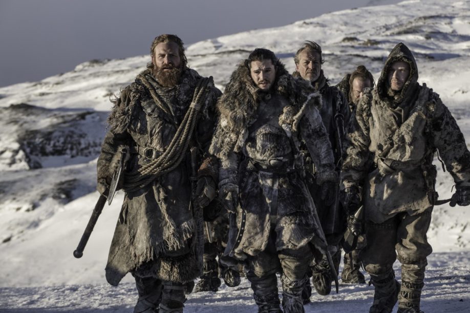 Tormund, Jon Snow, Jorah Mormont, Gendry. Kristofer Hivju, Kit Harington, Iain Glen, Joe Dempsie (Crédit : Helen Sloan/HBO).