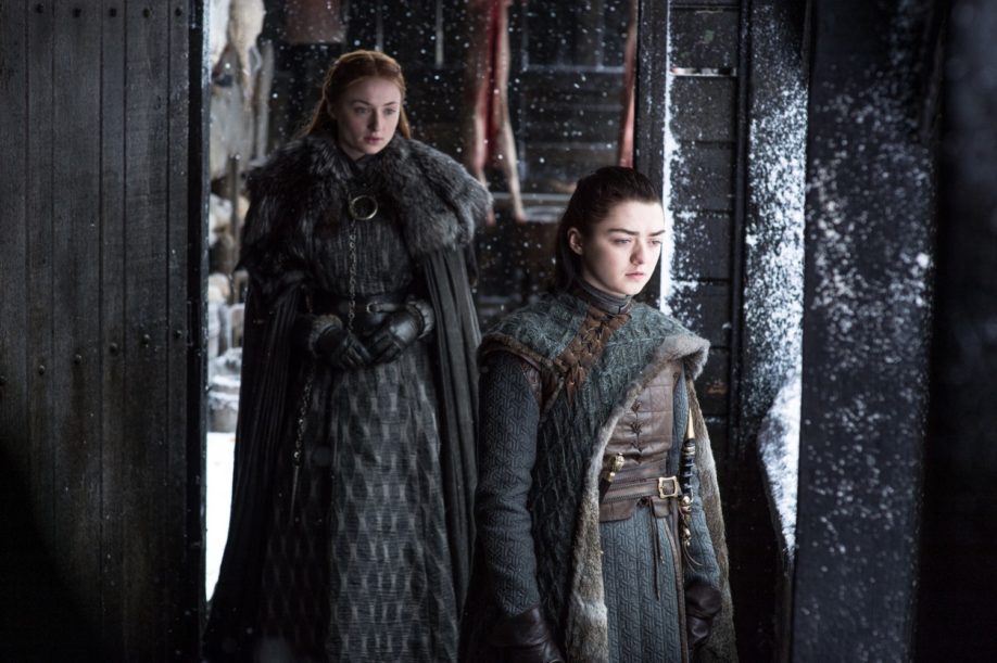 Sansa et Arya Stark. Sophie Turner, Maisie Williams (crédit : Helen Sloan/HBO)