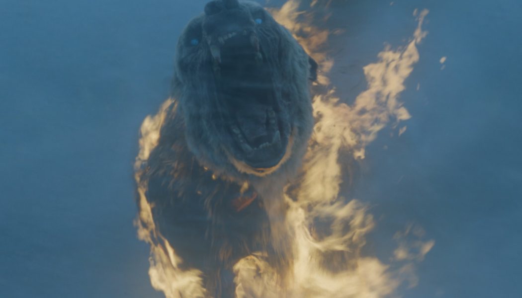 Un ours polaire, en flammes, au corps déchiqueté et aux yeux bleus. Vous verrez pas ça tous les jours. [Crédit HBO)