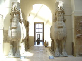 Taureaux ailés androcéphales (lamassu), gardiens des portes (Musée du Louvre) (crédits : David Monniaux, Wikimedia Commons)