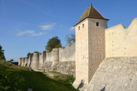 Remparts de Provins (en partie restaurés) (Crédits : Wikimedia Commons)