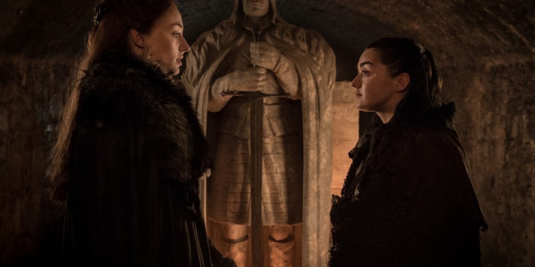 Sansa et Arya Stark réunies dans les cryptes de Winterfell, devant le tombeau de leur père. Maisie Williams, Sophie Turner (Crédit: Helen Sloan/HBO)