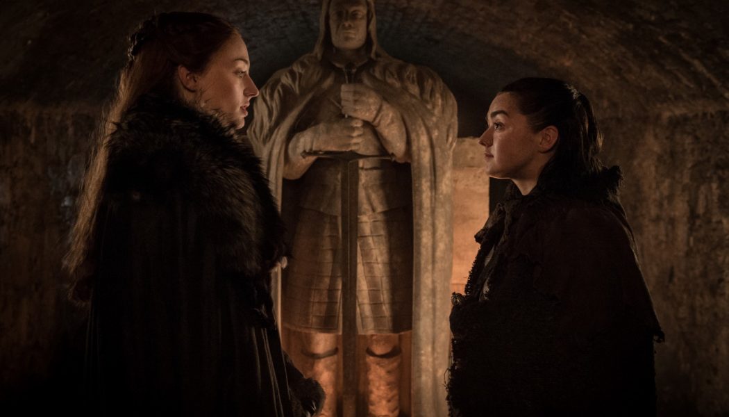 Sansa et Arya Stark réunies dans les cryptes de Winterfell, devant le tombeau de leur père. Maisie Williams, Sophie Turner (Crédit: Helen Sloan/HBO)