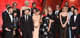 L'équipe de Game of Thrones honorée aux Emmy Awards 2016 (crédits : Getty Images)