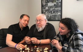 George R.R. Martin, en compagnie de David Doust (CMON) et Raya Golden, découvre les figurines (crédits : CMON)