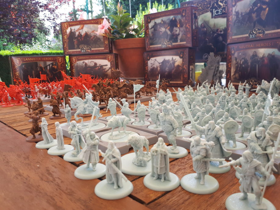 Aperçu des figurines du jeu "Le Trône de Fer : le Jeu de Figurines" - Stark et Tully au premier plan (© CMON ; photo : Babar des Bois)