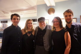 Des membres de La Garde de Nuit avec George R.R. Martin - Londres (Cinnamon Club), août 2019 (© Photo par La Garde de Nuit)