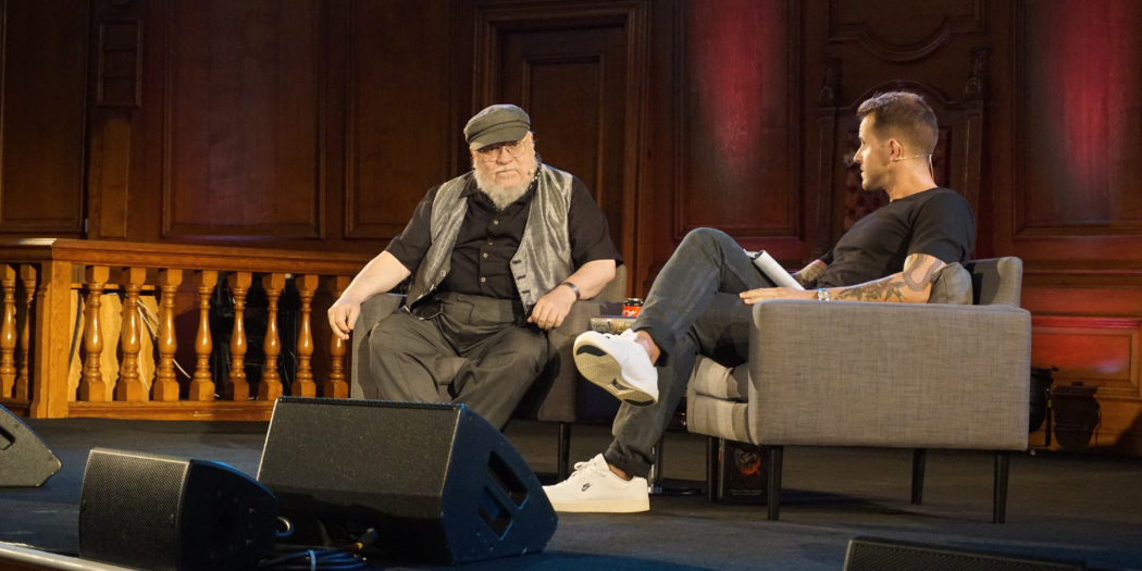 George R.R. Martin et Dan Jones - Londres (Emmanuel Center), août 2019 (© Photo par La Garde de Nuit)