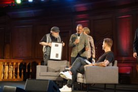 George R.R. Martin recevant les Nielsen Bestseller Awards - Londres (Emmanuel Center), août 2019 (© Photo par La Garde de Nuit)