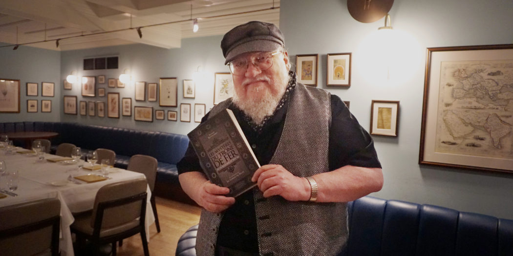 George R.R. Martin avec Les Mystères du Trône de Fer - Londres (Cinnamon Club), août 2019 (© Photo par La Garde de Nuit)