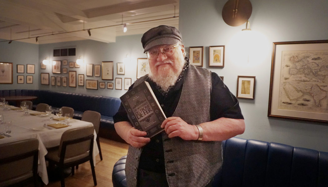 George R.R. Martin avec Les Mystères du Trône de Fer - Londres (Cinnamon Club), août 2019 (© Photo par La Garde de Nuit)