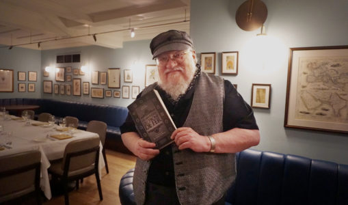 George R.R. Martin avec Les Mystères du Trône de Fer - Londres (Cinnamon Club), août 2019 (© Photo par La Garde de Nuit)