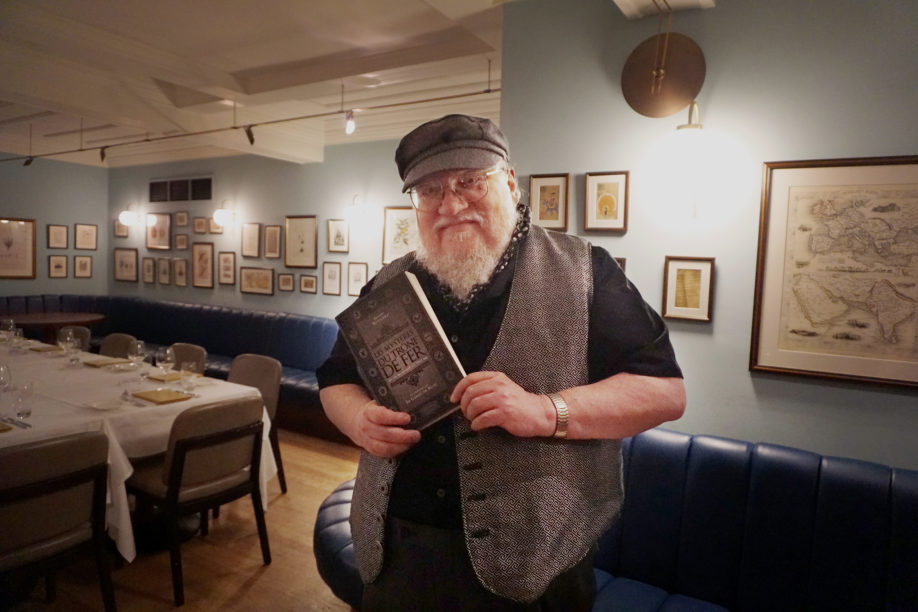 George R.R. Martin avec Les Mystères du Trône de Fer - Londres (Cinnamon Club), août 2019 (© Photo par La Garde de Nuit)