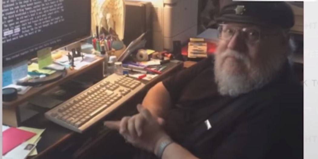 George R.R. Martin devant son ordinateur en 2014