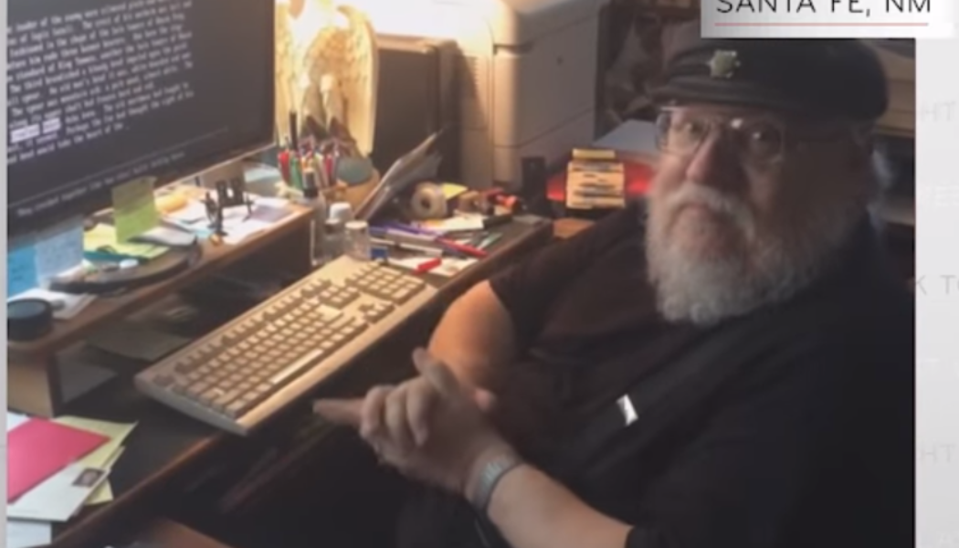 George R.R. Martin devant son ordinateur en 2014