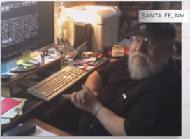 George R.R. Martin devant son ordinateur en 2014