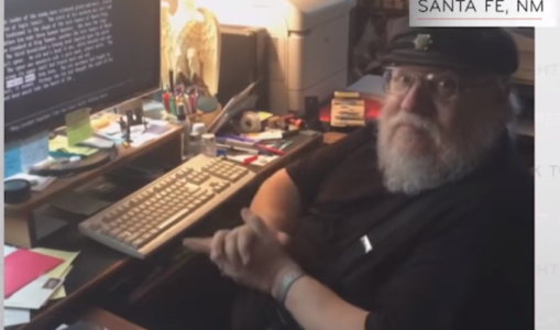 George R.R. Martin devant son ordinateur en 2014