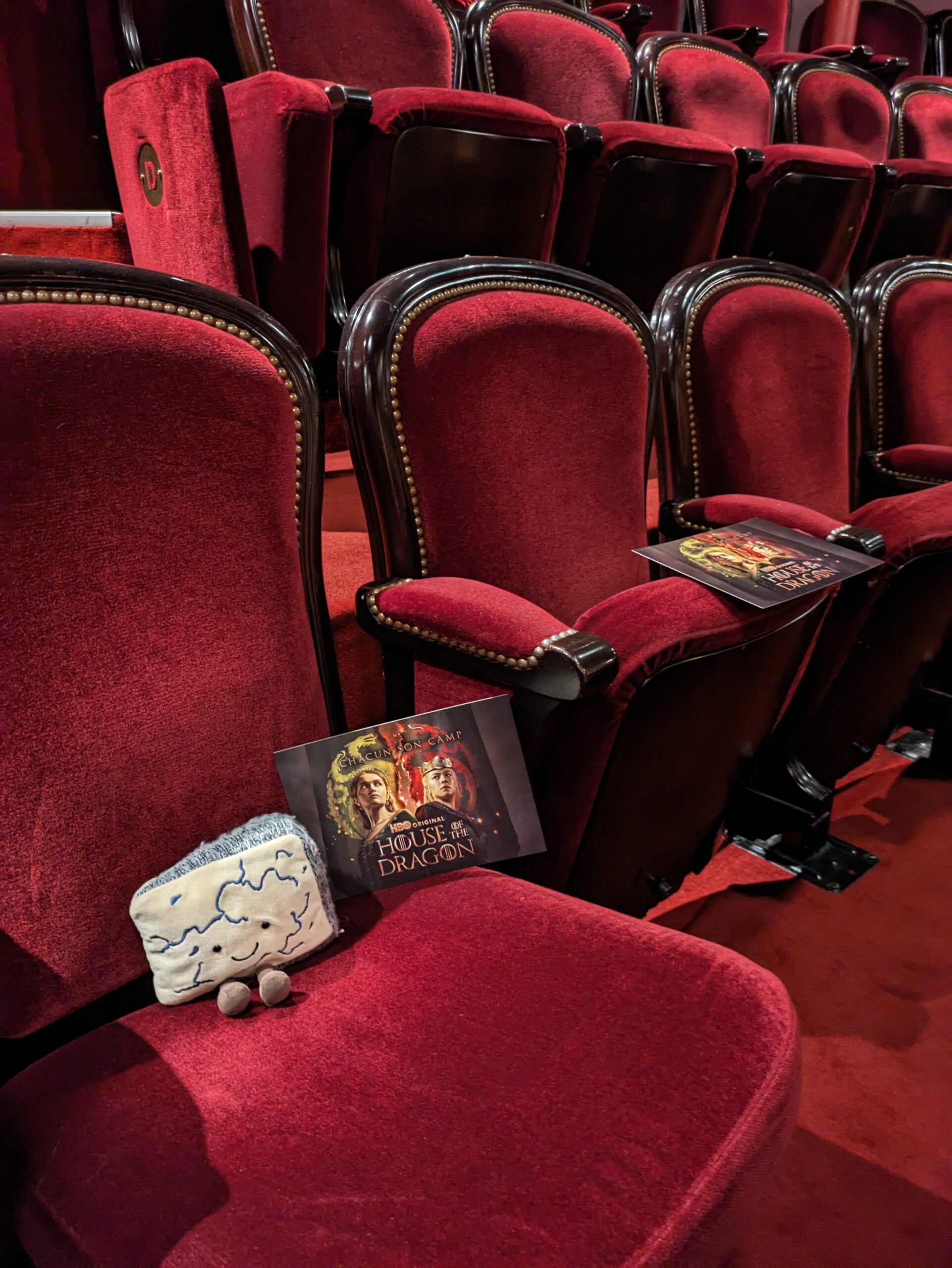 En vert et noir, la Garde de Nuit ne prend pas parti.