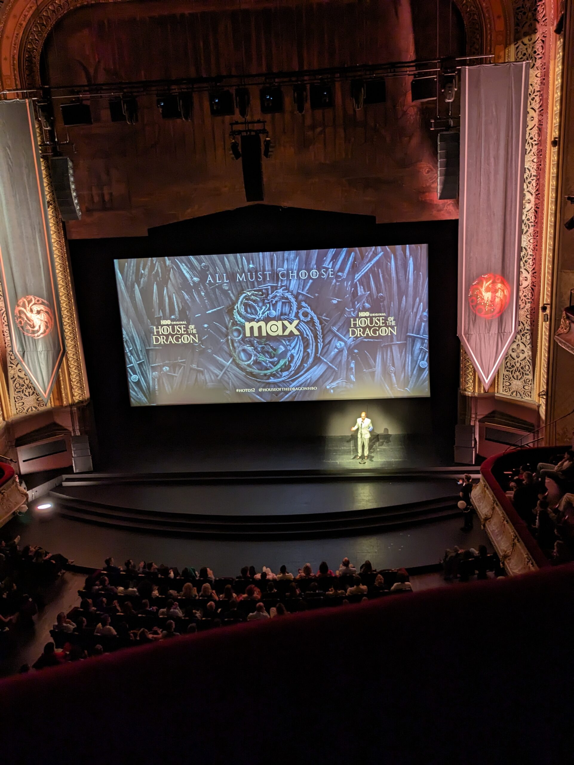 Ryan Condal sur la scène du théâtre du chatelet